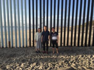 メキシコとアメリカの国境付近にてインターンシップメンバーとの集合写真